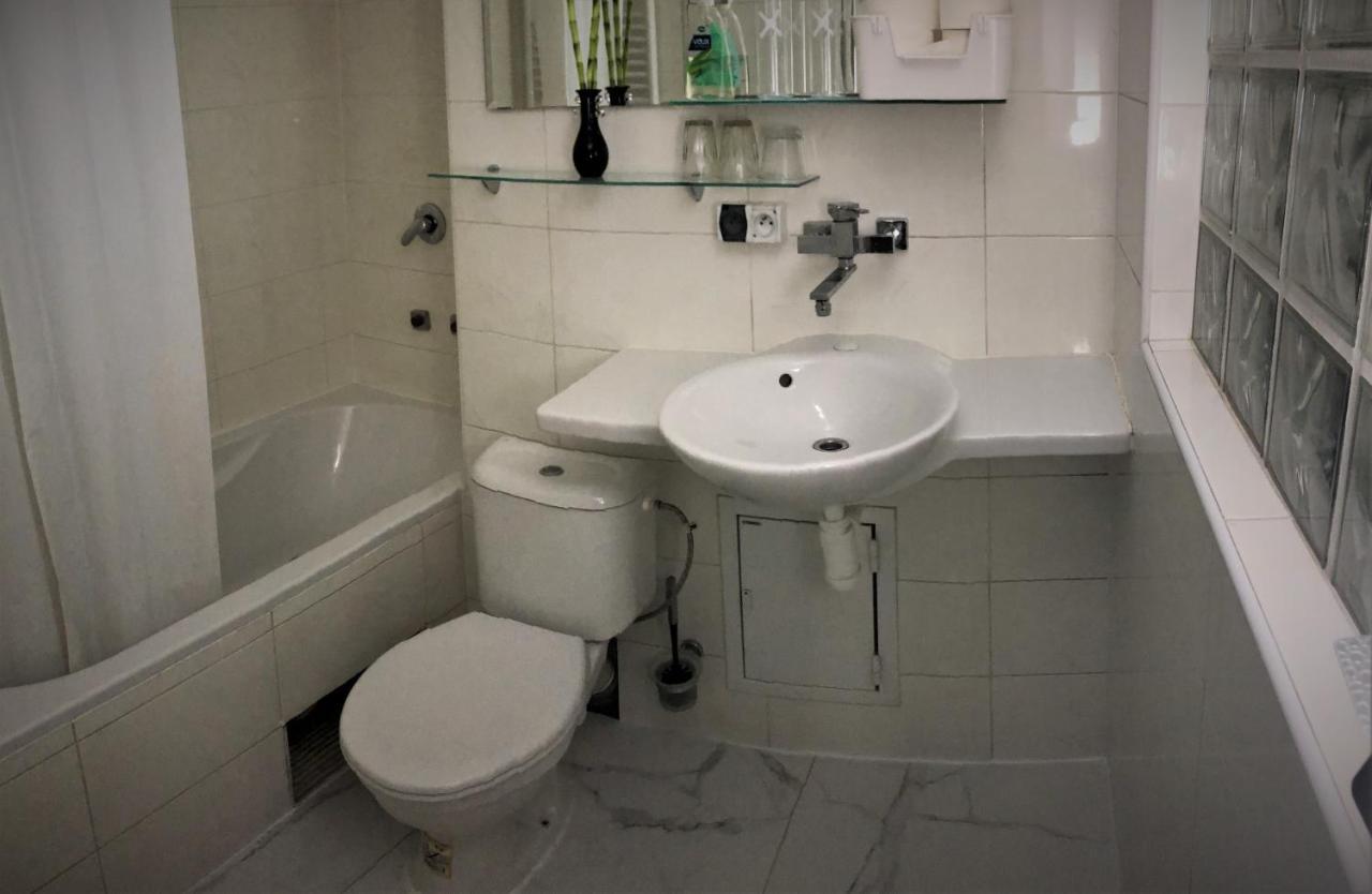 Dominant Studio Hostel With Free Parking For Preregistered Drivers & Garage With Cctv Bratislava Exterior foto