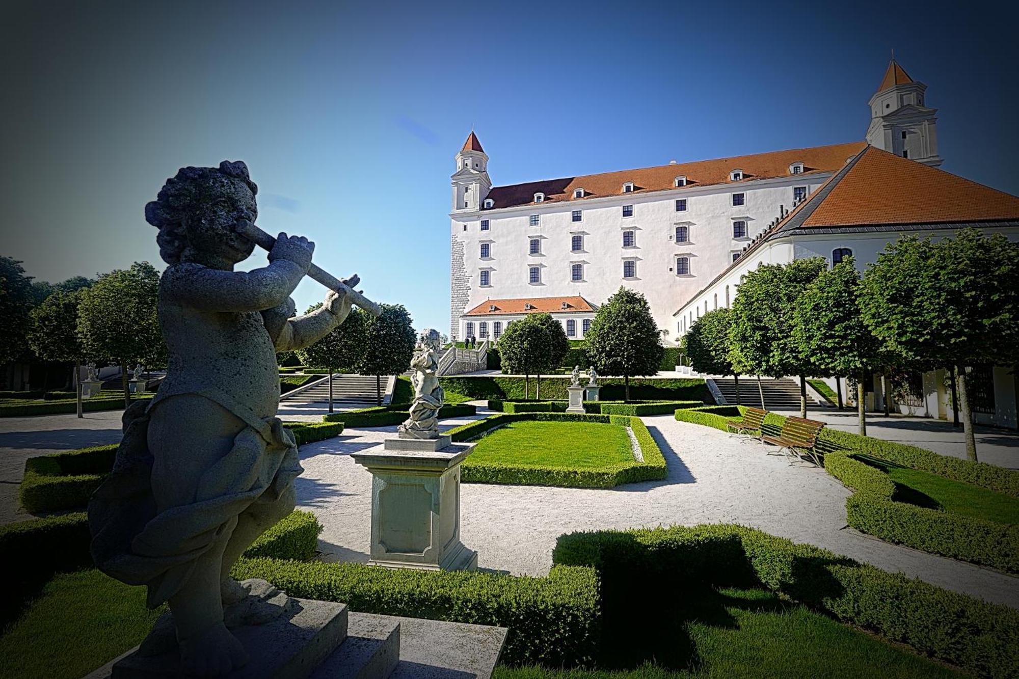 Dominant Studio Hostel With Free Parking For Preregistered Drivers & Garage With Cctv Bratislava Exterior foto